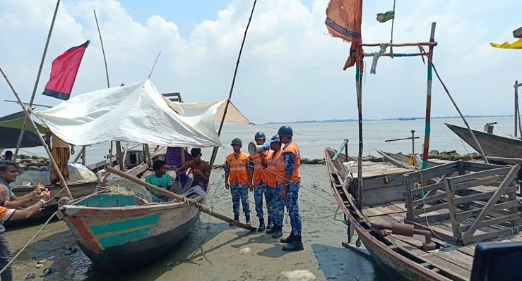 ভোলায় ঘূর্ণিঝড় মোকাবেলায় কোস্টগার্ডের প্রচারণা