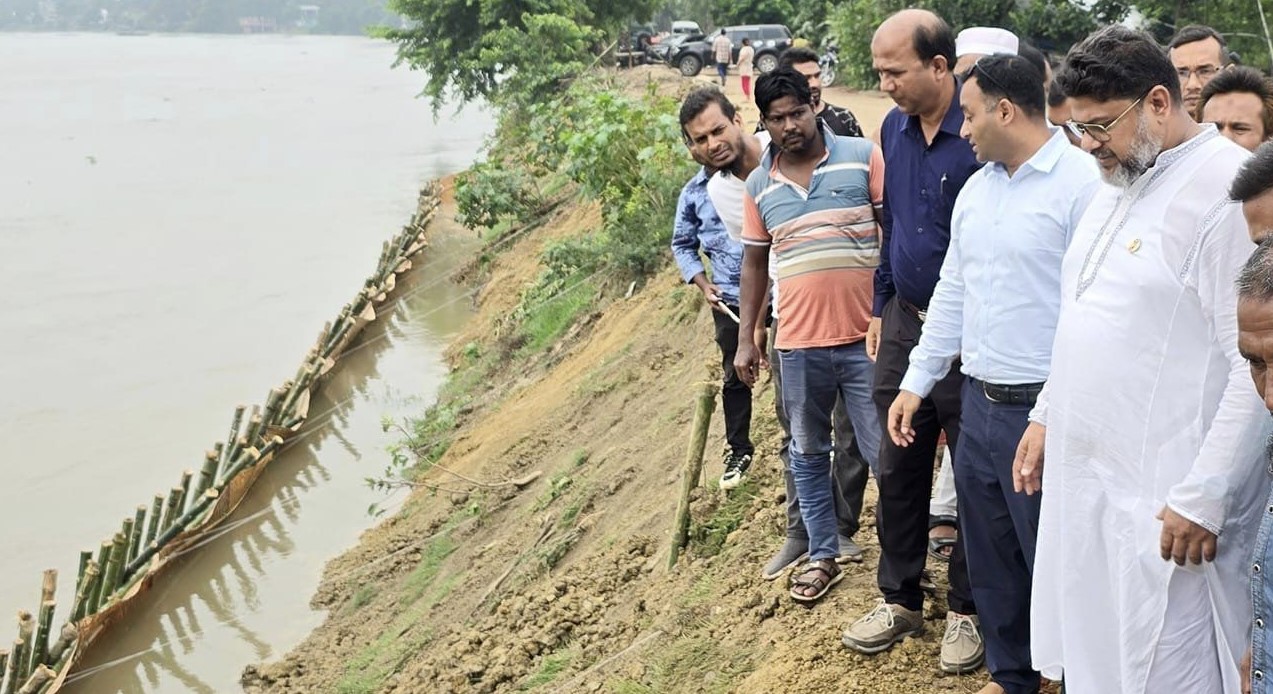 আত্রাই ও গুড় নদীর ঝুঁকিপূর্ণ স্থান পরিদর্শন করলেন সাংসদ সুমন