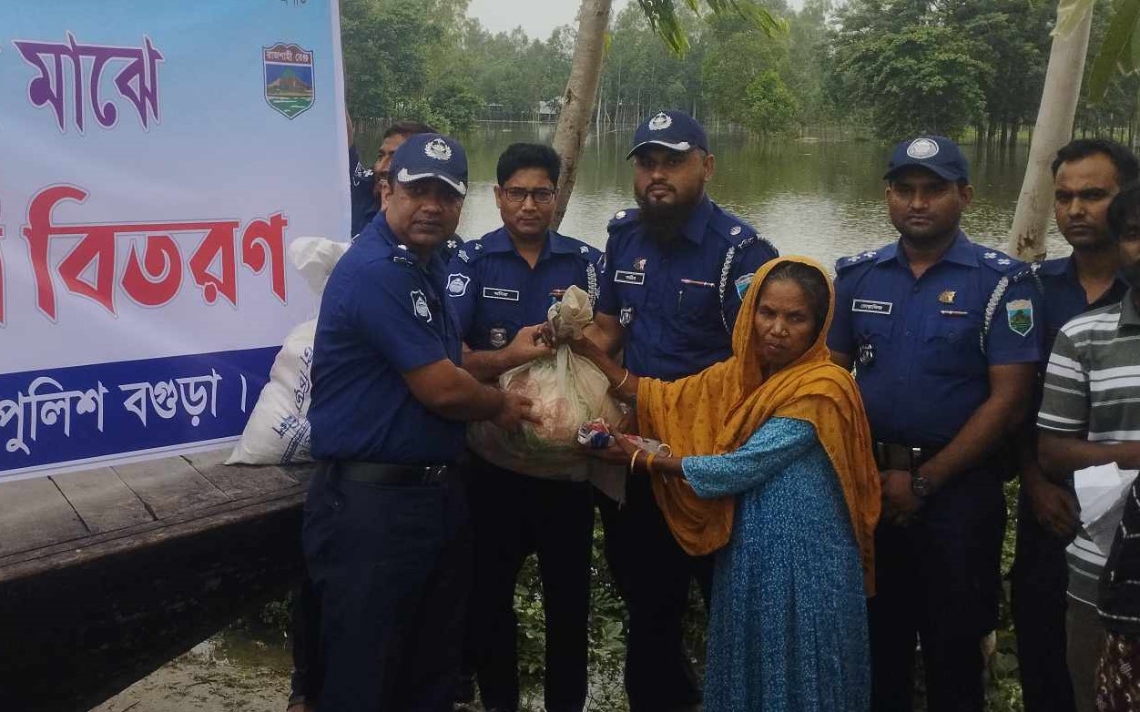 ধুনটে জেলা পুলিশের আয়োজনে বন্যার্তদের খাদ্যসামগ্রী বিতরণ