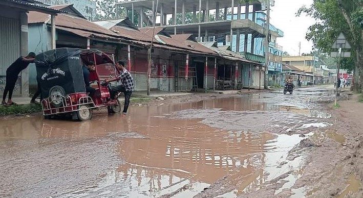 ফুলপুরে ভাইটকান্দি বাজার রাস্তার বেহাল অবস্থা