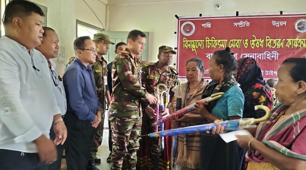 দীঘিনালায় সেনাবাহিনীর বিনামূল্যে চিকিৎসা সেবা ও ঔষধ বিতরণ