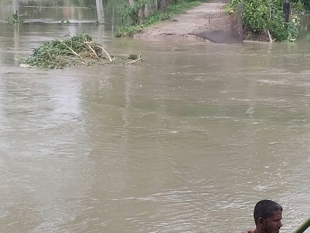 ফুলবাড়ীতে বন্যার পানির তীব্র স্রোতে যোগাযোগ বিচ্ছিন্ন