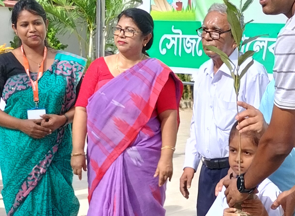 গোপালগঞ্জে ৬’শ শিক্ষার্থীর মাঝে গাছের চারা বিতরণ