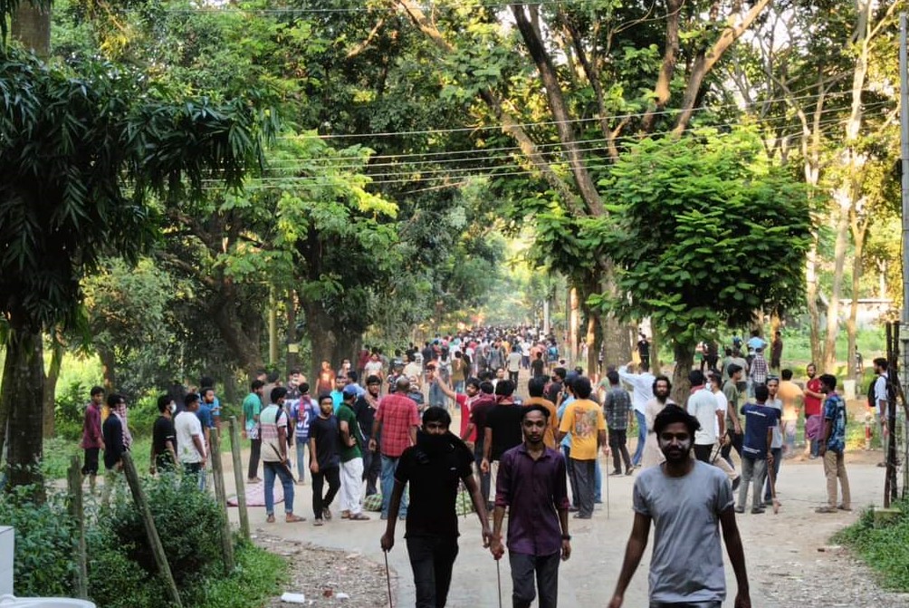 জাবিতে পুলিশ কোটা আন্দোলনকারীদের মধ্যে সংঘর্ষ