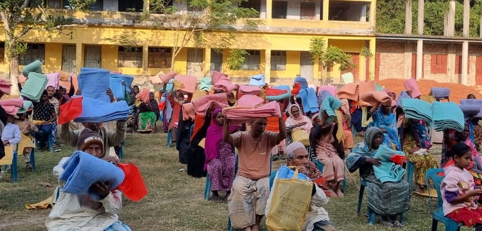 ধামইরহাটে আল ইত্তেহাদ ফাউন্ডেশনের শীতবস্ত্র বিতরণ