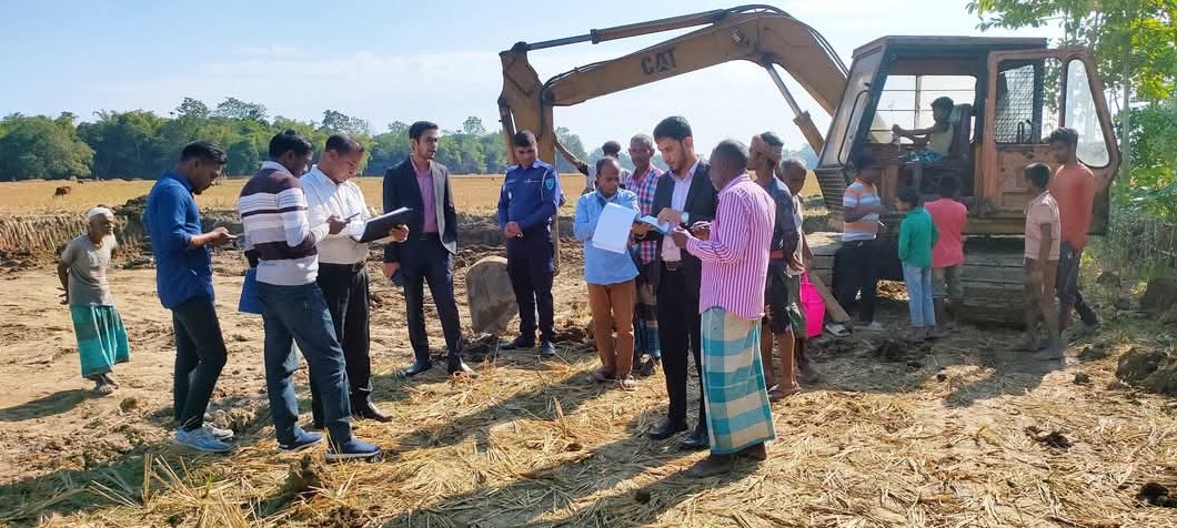 বড়লেখায় ফসলি জমির মাটি কর্তনের দায়ে ৩ জনকে জরিমানা