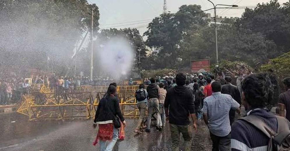 রাজধানীতে শিক্ষার্থীদের প্রতিবাদ মিছিলে পুলিশের লাঠিচার্জ