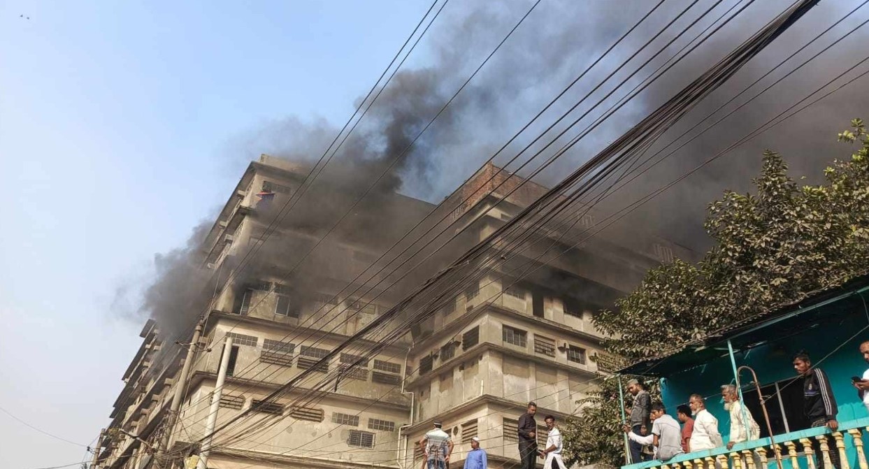 হাজারীবাগে ট্যানারি গোডাউনে আগুন, নিয়ন্ত্রণে ১২ ইউনিট