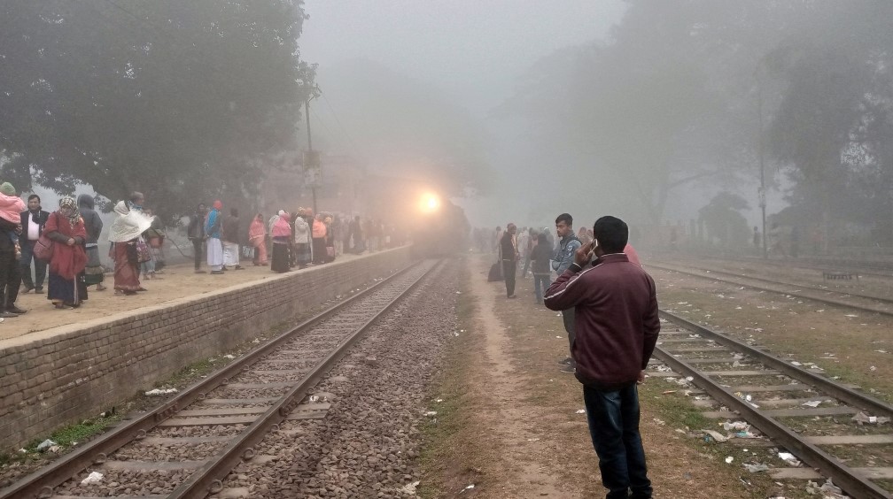 ঘনকুয়াশার চাদরে মোড়ানো সোনাতলা