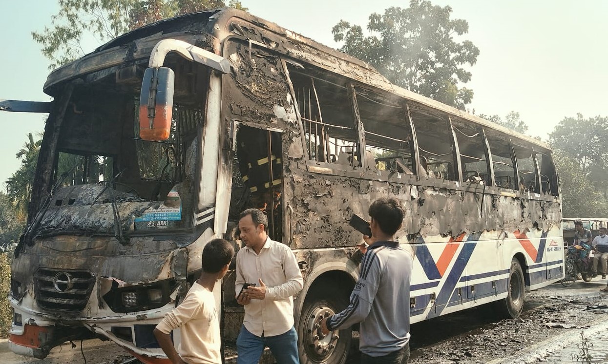 জামালপুরে বাস-ইজিবাইক সংঘর্ষে নিহত ২, বাসে অগ্নিসংযোগ