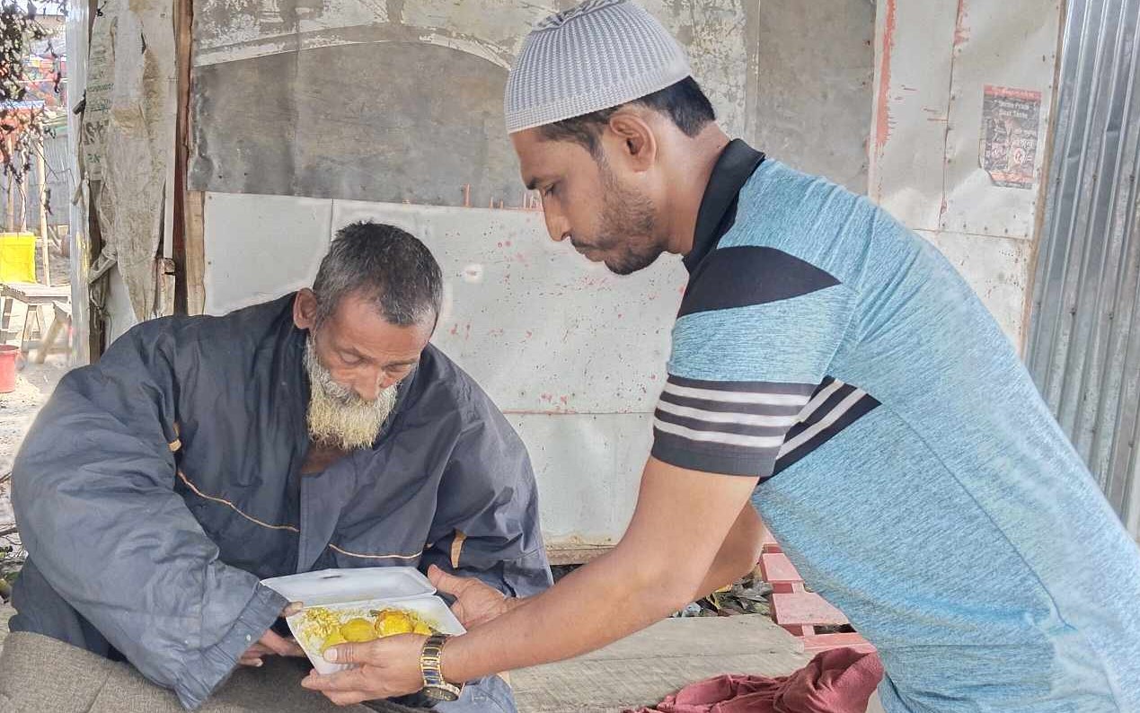 কুয়াকাটায় মানসিক ভারসাম্যহীনের পাশে শ্রমিকদল