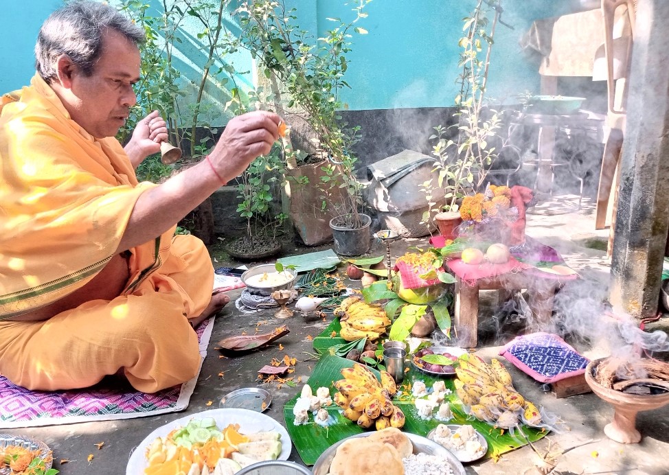 সোনাতলায় সাংবাদিকের বাড়িতে গোপাল পুজা অনুষ্ঠিত