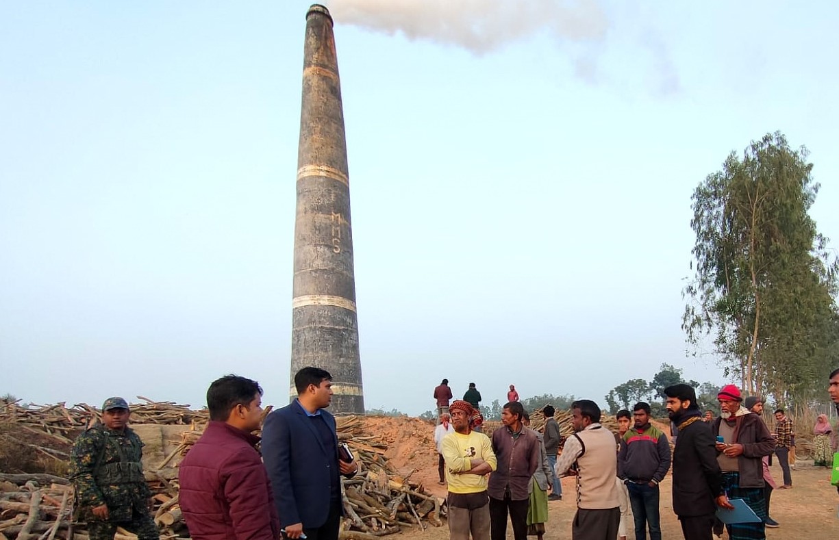 ঠাকুরগাঁওয়ে ইটভাটায় অভিযান, ২ লাখ টাকা জরিমানা