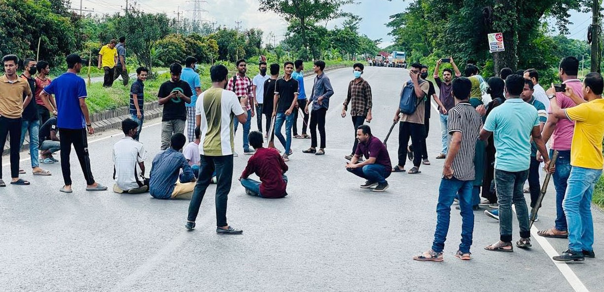 ফেনীতে ঢাকা-চট্টগ্রাম মহাসড়ক অবরোধ করে শিক্ষার্থীরা