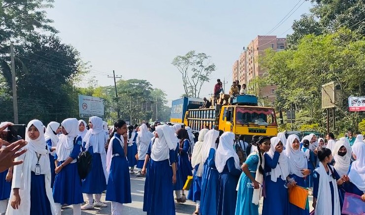 লক্ষ্মীপুরে শিক্ষার্থীদের বিক্ষোভ ও সড়ক অবরোধ