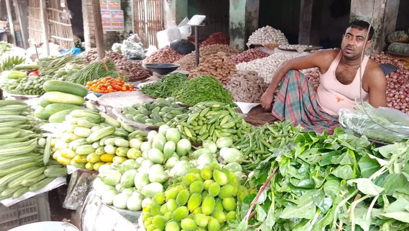 ফুলবাড়ীতে ১০ দিনের ব্যবধানে সবজির দ্বিগুণ দাম