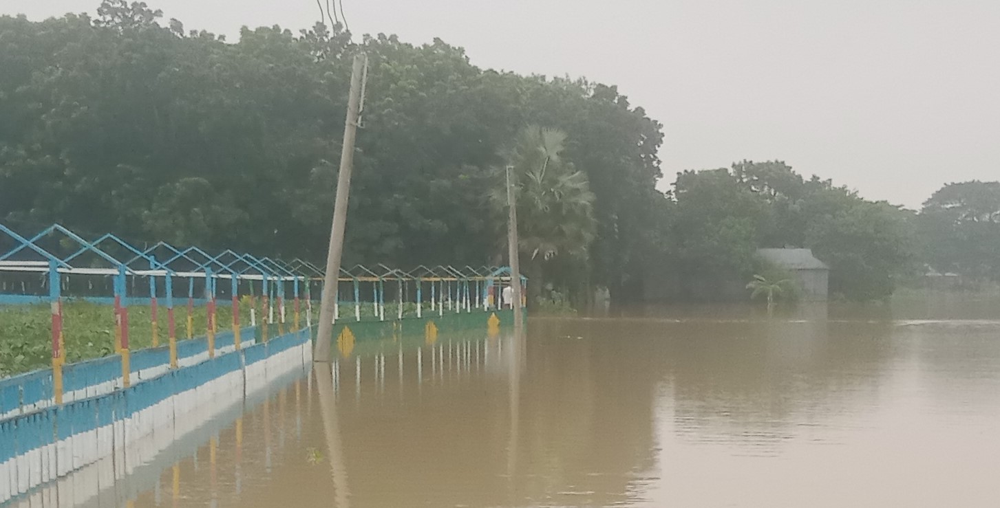 ফুলপুরে বন্যার পানি কমছে