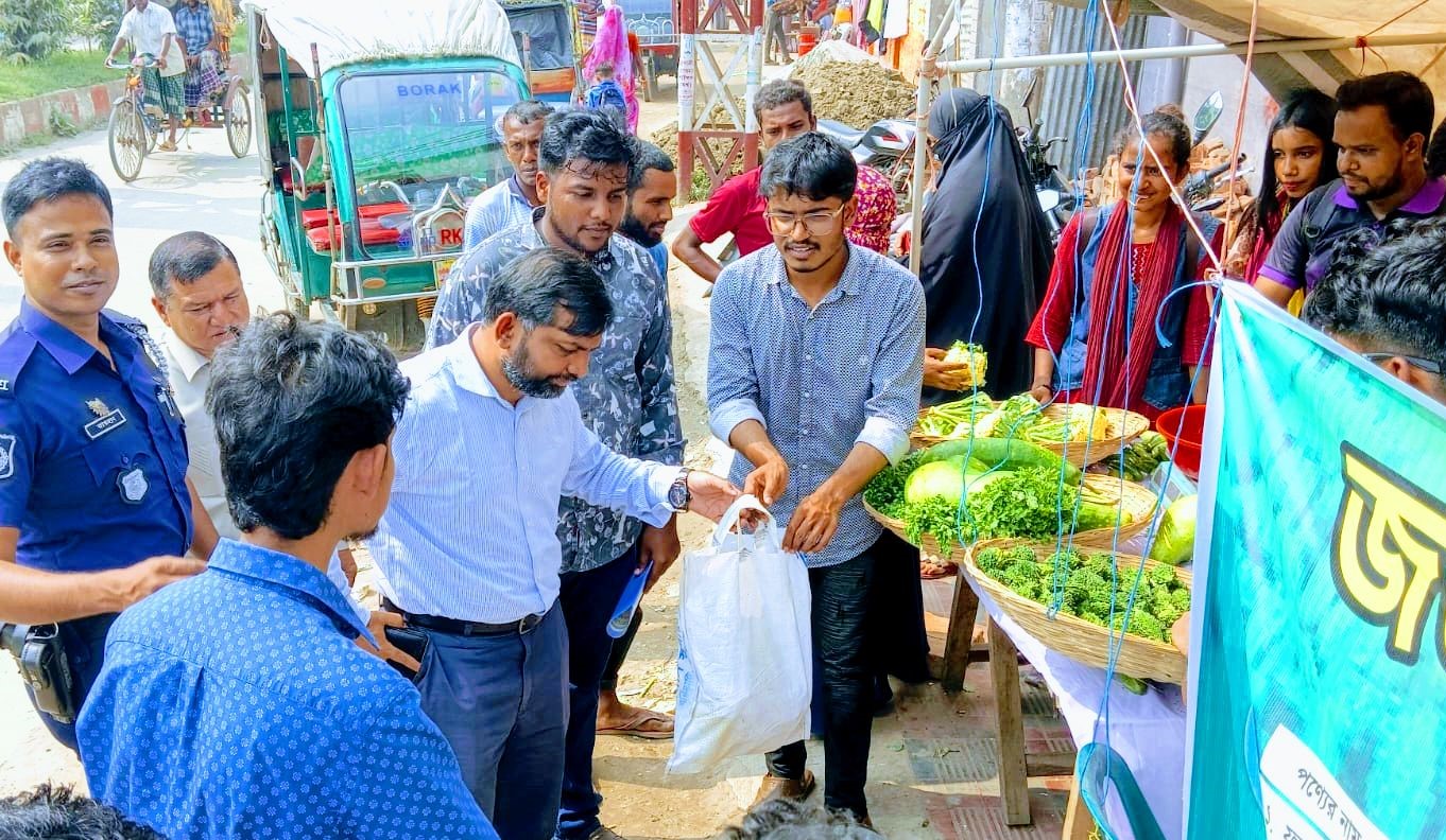 গাইবান্ধায় বৈষম্য বিরোধী ছাত্ররা চালু করেছেন জনতার বাজার