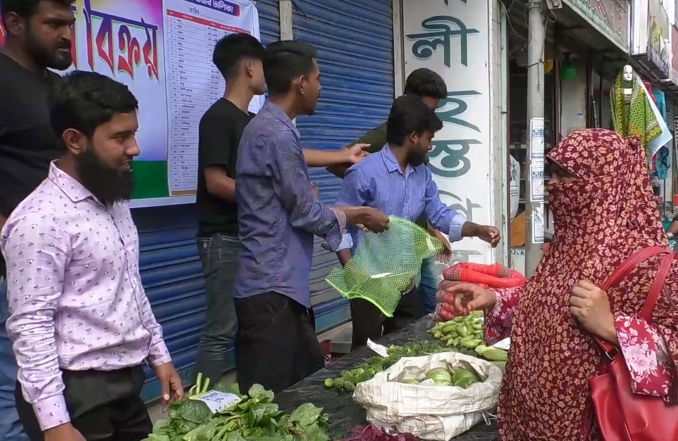 সিন্ডিকেট ভাঙতে কুমারখালীতে ন্যায্য মূল্যে সবজি বিক্রি