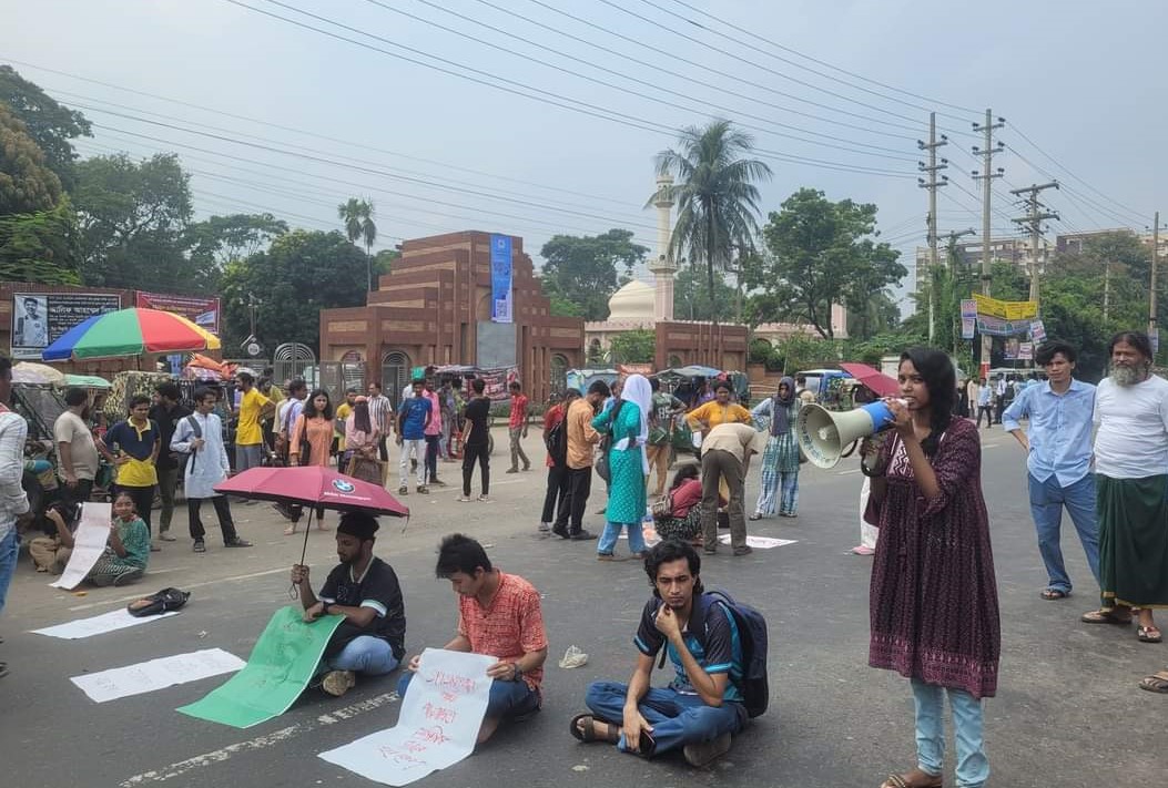 শ্রমিক হত্যার প্রতিবাদে জাবি শিক্ষার্থীদের মহাসড়ক অবরোধ