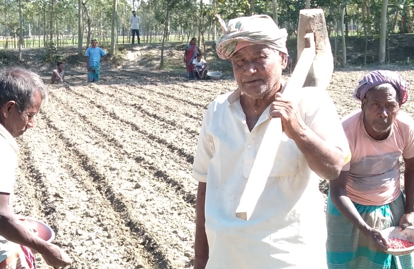 অদম্য সাহস নিয়ে ধুধু বালুচরে স্বপ্ন বুনছেন ফুলবাড়ীর কৃষকেরা 