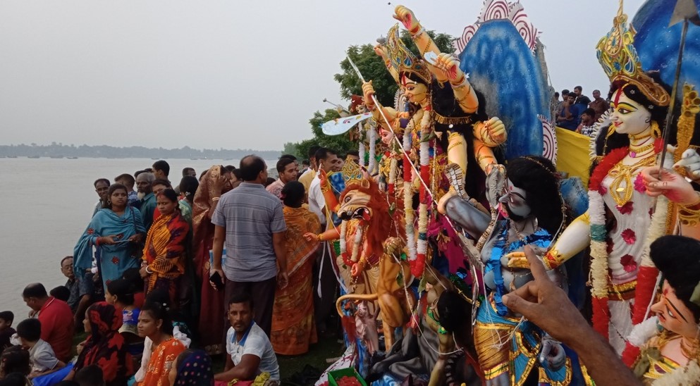 ইছামতিতে বাংলাদেশ-ভারতের নিজ সীমানায় প্রতিমা বিসর্জন