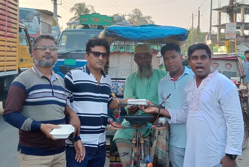 ফুলবাড়ীতে যুবদলের প্রতিষ্ঠাবার্ষিকীতে খাবার বিতরণ