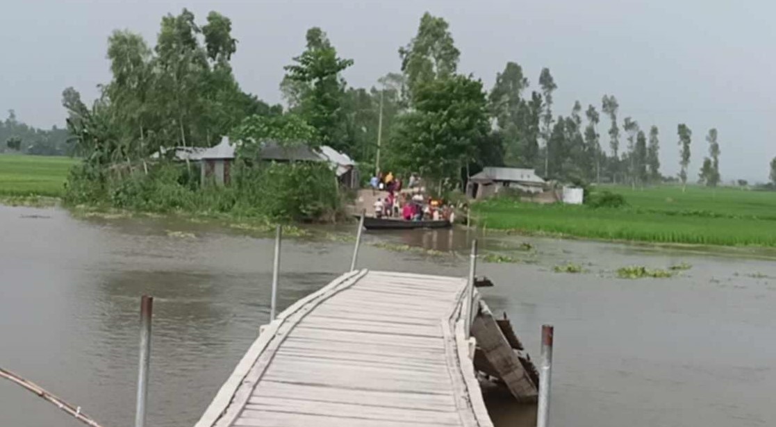 ভেঙ্গেই গেল সুন্দরগঞ্জের দেবে যাওয়া সেতু