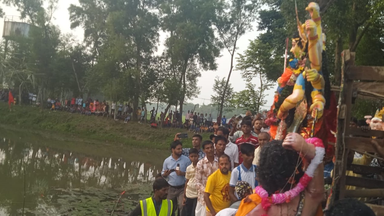 বড়লেখায় চোখের জল বিসর্জনে মধ্য দিয়ে শেষ হলো দুর্গোৎসব