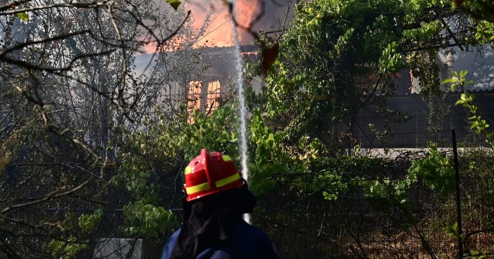 ভয়াবহ দাবানলে পুড়ছে গ্রিসের একাংশ