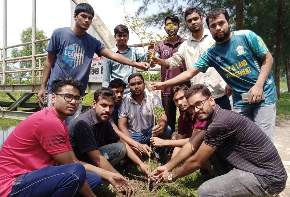 শহীদদের স্মরণে ইবি গ্রীন ভয়েসের বৃক্ষরোপণ কর্মসূচি