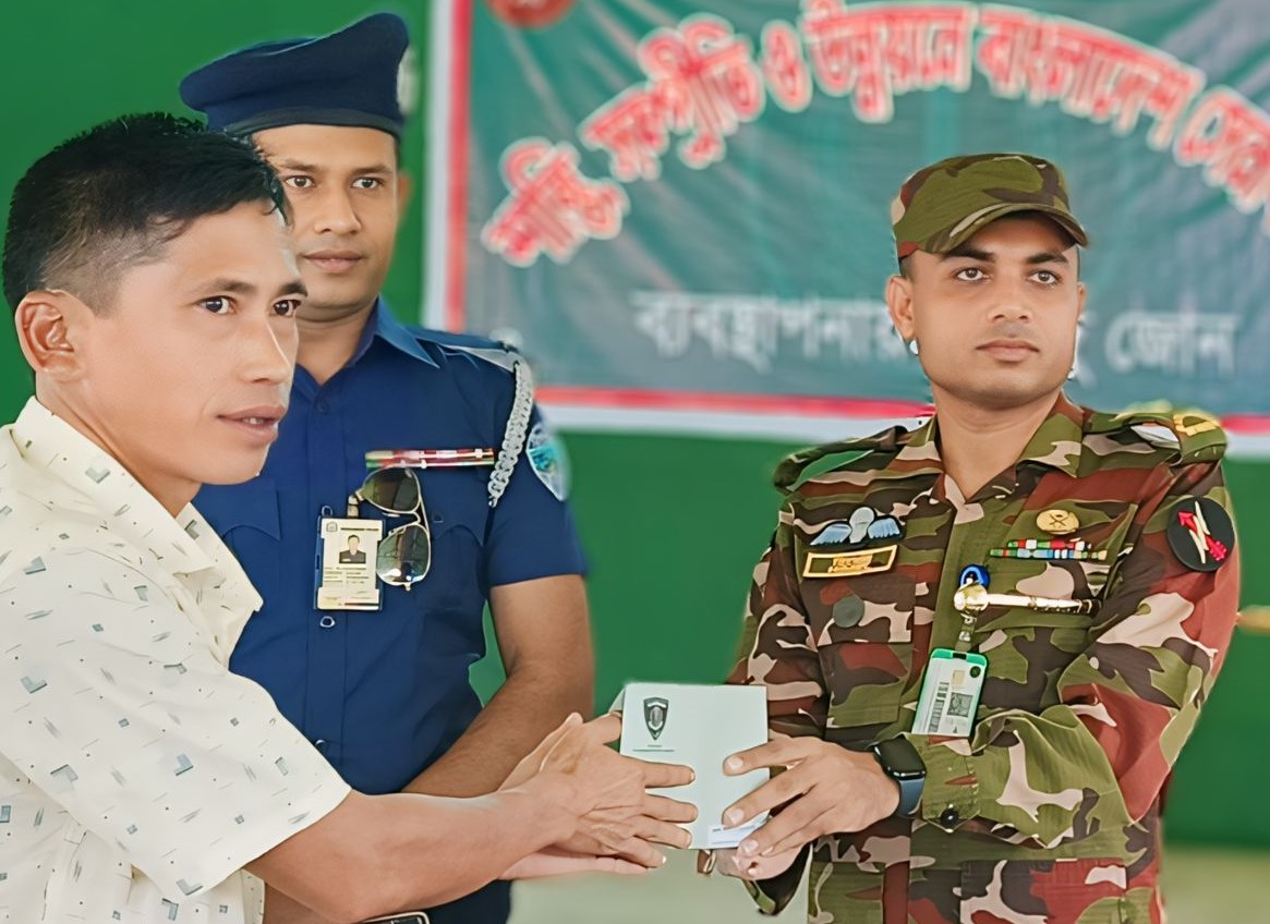 লংগদুতে অস্বচ্ছল পাহাড়ি বাঙালির মাঝে সেনাবাহিনীর সহায়তা