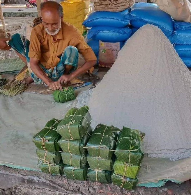 ফুলবাড়ীতে কলাপাতায় লবণ বিক্রি