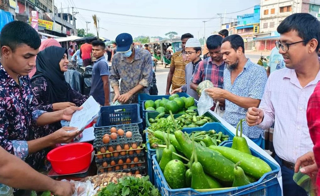 ঝিকরগাছায় স্বস্তি বাজারে মিলেছে স্বস্তি