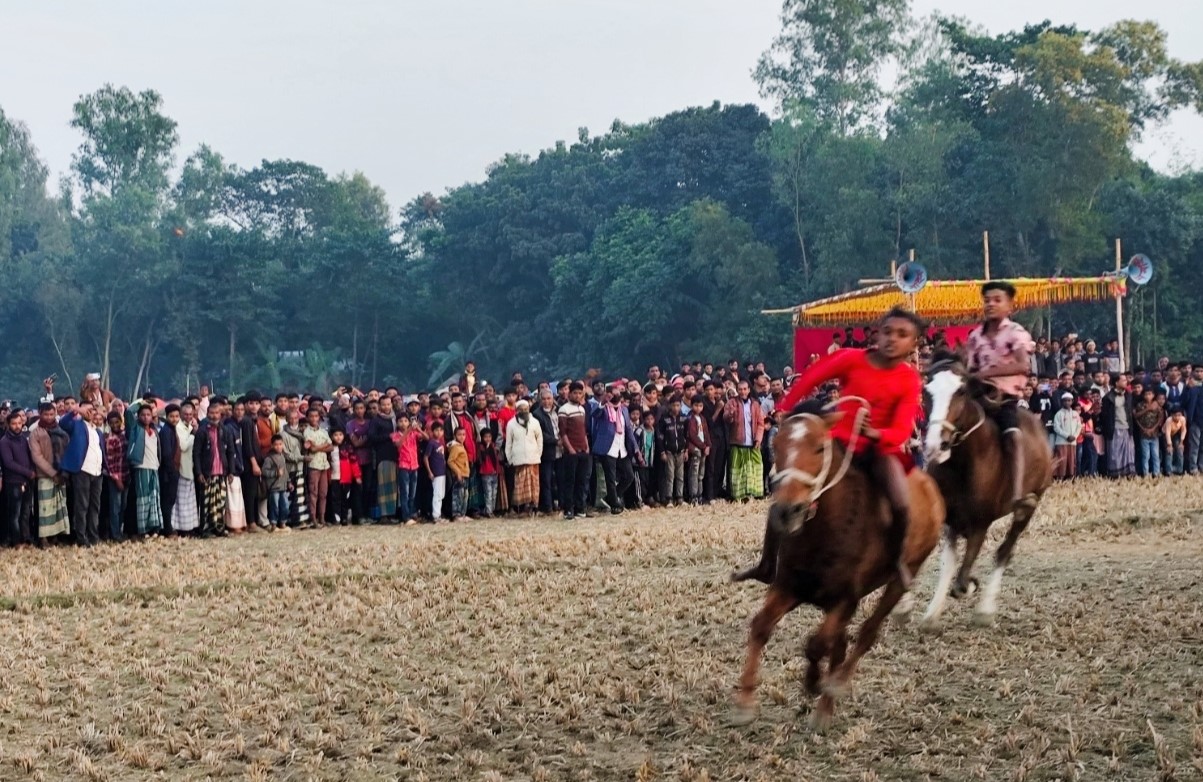 সরিষাবাড়ীতে ঘোড়দৌড় প্রতিযোগিতা অনুষ্ঠিত