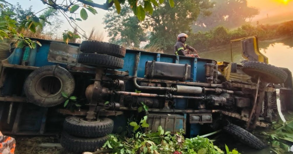 মহাদেবপুরে সড়ক দুর্ঘটনায় নিহত ৩