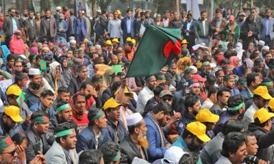 প্রধান উপদেষ্টার বাসভবন অভিমুখে প্রাথমিক শিক্ষকদের মিছিল