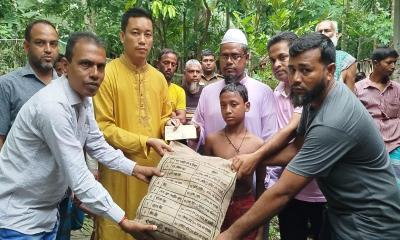 নাজিরপুরে শিশুর পরিবার‍‍`কে আর্থিক সহায়তা দিলেন ইউএনও