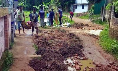 রাউজানে স্বেচ্ছাশ্রমে সড়ক সংস্কার করছেন নানা বয়সী মানুষ