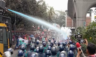 আউটসোর্সিং কর্মীদের অবস্থান কর্মসূচি সাউন্ড গ্রেনেড-জলকামানে পণ্ড