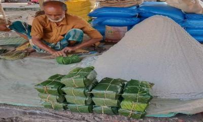 ফুলবাড়ীতে কলাপাতায় লবণ বিক্রি