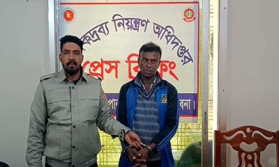 ঈশ্বরদী থেকে হেরোইন ও ইয়াবাসহ মুন্নাফ গ্রেফতার