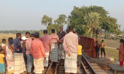 চাটমোহরে ট্রেনের ধাক্কায় অজ্ঞাত ব্যক্তি নিহত